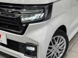【LEDヘッドライト】悪天候や夜間走行時も良好な視界を確保し安心して運転できる高輝度LEDヘッドライトを装備!点灯速度が早く、消費電力も抑えられています。