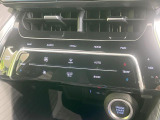 【左右独立型フルオートエアコン】運転席と助手席でそれぞれお好みの温度に設定可能。同乗者にも配慮した、快適な空調をお届け致します。