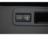 【クローザー】 スイッチを押すと電動でバックドアが閉まります。
