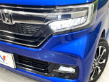 【LEDヘッドライト】悪天候や夜間走行時も良好な視界を確保し安心して運転できる高輝度LEDヘッドライトを装備!点灯速度が早く、消費電力も抑えられています。