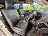運転席シート廻りは使用感も少なく、良好な状態となっています。丁寧に使われてい【本革シート】上質な本革を使用し、高級感あふれる本革シート。常に体に触れる部分だから、座り心地の良たことがよくわかりますね。