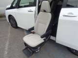 セカンドシ-トが回転・昇降し、車いすの高さまでおり、車いすからの乗り降りの負担を軽減するセカンドスライドアップシ-ト。回転・昇降ともに全自動です。お問い合わせは03-5672-1023へ