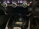 ワイヤレス充電器を搭載。スマートフォンを置くだけで充電可能。