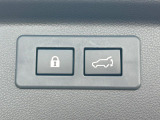 【パワーバックドア】スマートキーや運転席のボタンを押すだけでリアゲートが自動で開閉します!荷物を持っている時や、高い位置にあるバックドアを閉める際に便利な機能です♪