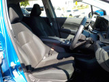 運転席シート、アームレスト付きです。