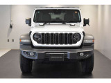 Jeep伝統の丸目のヘッドライトにセブンスロットグリルで一目でJeepだとわかりますね!