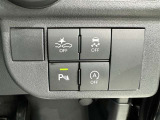 コーナーセンサーを車の前後に装備。障害物までの距離に応じて警告音を変えてお知らせ。縦列駐車時や駐車場・車庫などでの取り回しをサポートします。詳細は販売店スタッフまでおたずねください。