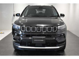 Jeep伝統の7スロットグリルが存在感ありますね。