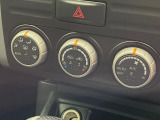 【オートエアコン】一度お好みの温度に設定すれば、車内の温度を検知し風量や温度を自動で調整。暑い&hellip;寒い&hellip;と何度もスイッチ操作をする必要はありません。快適な車内空間には必須の機能ですね♪