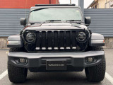 Jeepの象徴7スロットグリルがインパクトあります。