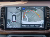 【アラウンドビューモニター装備】 フロント・左右ドアミラー・リヤの4つのカメラにより、車両を真上から見ているような映像をディスプレイに表示します。正確な駐車や取り回しを容易に行うことができます。