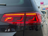 LEDテールランプ(ダイナミックターンインジケーター付き)特徴的な配光パターンによって後続車からの視認性が高まり、万一の追突の危険性を軽減します。
