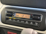 【オートエアコン】一度お好みの温度に設定すれば、車内の温度を検知し風量や温度を自動で調整。暑い&hellip;寒い&hellip;と何度もスイッチ操作をする必要はありません。快適な車内空間には必須の機能ですね♪