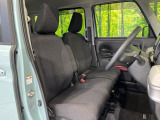 運転席まわりには十分なスペースがあり、大柄な方でもゆったり運転していただける環境です。