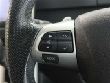 ステアリングスイッチ付き。前方から目を離すことなく操作することが可能です。