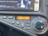 【オートエアコン】一度お好みの温度に設定すれば、車内の温度を検知し風量や温度を自動で調整。暑い&hellip;寒い&hellip;と何度もスイッチ操作をする必要はありません。快適な車内空間には必須の機能ですね♪