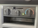 寒い冬も暑い夏も全席に快適な空調を届けてくれる、ダイヤル式エアコンを装備♪
