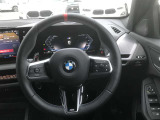 【ハンドル】ドライバーとBMW車の一体感がダイレクトに伝わるステアリングホイール。形状・太さへの拘りに加えて、操作性を高める為にスイッチ類も配置。クイックかつ安定のドライビングを体感下さい!