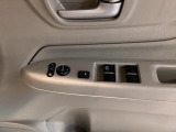 電動格納式リモコンドアミラーと、パワーウィンドウスイッチ等は運転席ドアにあります。