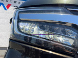 【LEDヘッドライト】悪天候や夜間走行時も良好な視界を確保し安心して運転できる高輝度LEDヘッドライトを装備!点灯速度が早く、消費電力も抑えられています。