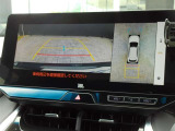 パノラミックビューモニター付きです。車両を上から見たような映像をディスプレイオーディオ画面に表示。運転席からの目視だけでは見にくい、車両周辺の状況をリアルタイムでしっかり確認できます。