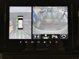 【全方位モニター】自車周辺をぐるりと俯瞰できるカメラで危険を察知。上空からの映像で自動車や障害物の位置が詳細に確認できるので、狭い駐車場でも安心して駐車できますね。