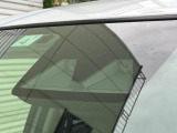 【スマートアシスト】走行中に前方の車両等を認識し、衝突しそうな時は警報とブレーキで衝突回避と被害軽減をアシスト。より安全にドライブをお楽しみいただけます。