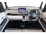 操作性に優れた運転席となります!小物入れや各ボタンの配置にこだわり、使いやすいです!座り心地もよく視認性も良好なのでロングドライブもお任せ下さい!