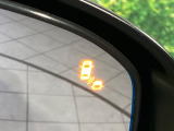 【ブラインドスポットインフォメーション】走行中、ドアミラーの死角になりやすい箇所に後続車が接近するとサイドミラー付近に警告を表示、ドライバーに注意喚起をしてくれます。