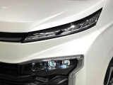 【LEDヘッドライト】悪天候や夜間走行時も良好な視界を確保し安心して運転できる高輝度LEDヘッドライトを装備!点灯速度が早く、消費電力も抑えられています。