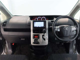 見通しのよいすっきりとした視界で、誰でも運転しやすいです。運転のしやすさは疲れにくさにも繋がりますよ♪