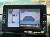 真上から見下ろすような映像で、車庫入れや縦列駐車時に、自車と駐車位置の関係をひと目で確認でき、スムースな駐車をサポート。動く物を検知してお知らせすることで、発進時の安全確認もサポートします。