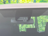【プリクラッシュセーフティ】前方の車両等を検知し、衝突しそうな時は警報で注意を促し、ブレーキを踏む力をサポート。ブレーキを踏めなかった場合は衝突被害軽減ブレーキが作動、衝突回避をサポートします。