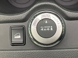 【オールモード4&times;4】2WD/4WDモードを手軽に切り替え可能。燃費重視の2WD、スタック時に役立つLOCK、AUTOモードでは4WDの配分を自動で調整し、路面状況を問わず安定した走りをサポート。