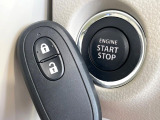 【キーレススタートシステム】カバンやポケットに入れたままでもドアの施錠・解錠が可能なスマートキーを装備。エンジンのオン・オフ時もカギを取り出す必要が無いからとっても便利です♪