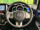 インテリアに合わせたデザインのステアリングは、運転される方のことも考え、運転しやすい形状、大きさです。是非一度、実際に触ってお確かめください。