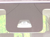 【スマートアシスト】走行中に前方の車両等を認識し、衝突しそうな時は警報とブレーキで衝突回避と被害軽減をアシスト。より安全にドライブをお楽しみいただけます。