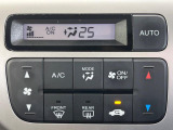 【オートエアコン】一度お好みの温度に設定すれば、車内の温度を検知し風量や温度を自動で調整。暑い&hellip;寒い&hellip;と何度もスイッチ操作をする必要はありません。快適な車内空間には必須の機能ですね♪