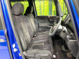 運転席まわりには十分なスペースがあり、大柄な方でもゆったり運転していただける環境です。