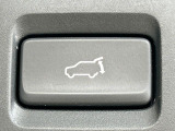 【パワーバックドア】スマートキーや運転席のボタンを押すだけでリアゲートが自動で開閉します!荷物を持っている時や、高い位置にあるバックドアを閉める際に便利な機能です♪