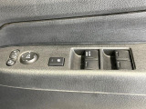 【電動格納ミラー】サイドミラーは電動格納式となっており、狭い駐車場でもキズがつくリスクを抑えられます。