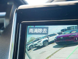 バックカメラにはレンズに付いた雫を風で飛ばす機能があります。