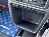 運転席と助手席の間にもコンソールボックスがございます♪