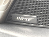 【BOSEサウンドシステム】メーカーオプションの高品位サウンドシステムを搭載。専用のチューニングが施された大小様々なスピーカーから良質なサウンドが奏でられ、臨場感あふれる音響空間を演出します。