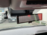 後方視界をクリアに映し出してくれるスマートルームミラー。