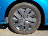 足元を引き締める純正フルホイ-ルカバ-付きです。タイヤサイズは、185/60R16です。