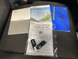 メンテナンスノート【点検整備記録簿・保証書】、取説も揃ってます。スマートキーはバッグなどにしまったままボタン操作でエンジンの始動・停止ができて大変便利です。