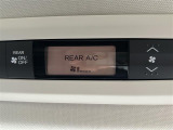 【 後席エアコン 】後席にもエアコンがついておりますので、車内全体を快適な温度に調節いただけます♪