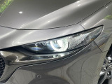 【LEDヘッドライト】悪天候や夜間走行時も良好な視界を確保し安心して運転できる高輝度LEDヘッドライトを装備!点灯速度が早く、消費電力も抑えられています。