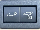 【パワーバックドア】スマートキーや運転席のボタンを押すだけでリアゲートが自動で開閉します!荷物を持っている時や、高い位置にあるバックドアを閉める際に便利な機能です♪